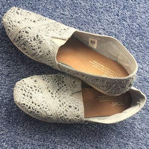 TOMs size 8 women’s silver lace shoes.